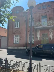 Квартира 63,2 кв. м, адрес: Республика Северная Осетия-Алания, г. Владикавказ, ул. Миллера/Павловский, д. 33/10, кв. б/н, 2-комнатная, 2 этаж, кадастровый номер 15:09:0020137:70, ограничения и обременения: дом, в котором расположена квартира, относится к объекту культурного наследия в соответствии…