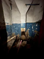 Нежилое помещение, КН 60:13:0131247:206, площадь 6,9 кв.м. Нежилое помещение, КН 60:13:0131247:206, площадью 6,9 кв.м., расположенное на первом этаже двухэтажного здания по адресу: Псковская область, м.о. Островский, г. Остров, ул. 25 Октября, д.35, пом.1004.  Помещение расположено в…