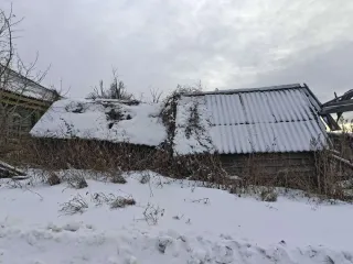 1/5 доли в жилом доме (кадастровый номер: 42:06:0101001:1839, площадь: 43,6 кв.м., местонахождение: Кемеровская область, Ленинск-Кузнецкий район, с. Красное, ул. Кирова, д.83) и 1/5 доли на земельный участок (кадастровый номер: 42:06:0101001:665, площадь: 1 576 кв.м., виды разрешенного…