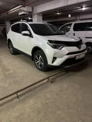 Toyota RAV4 2018 года, цвет Белый Перламутр. VIN: XW7RDREV20S037035, госномер Е352УК28. Модель двигателя 3ZR, бензиновый, номер C322783, мощность 146 л. с. / 107 кВт, объем 1987 куб. см. Кузов XW7RDREV20S037035, максимальная масса 1645 кг.