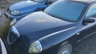 Автомобиль Lancia Thesis 2005 года выпуска, темно-синий металлик, рег.номер A2677MK, VIN ZLA84100000014100, объем двигателя 2.4 л. На транспортном средстве видны следы эксплуатации, продается как годный остаток. Имущество продается в том виде, в каком оно есть, и в случае продажи возврату/обмену не…