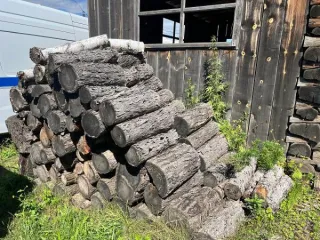 Дрова сосна, береза, лиственница 8.5 куб.м. Древесина пород сосна, береза, сосна и лиственница распилены на чурки. Количество и породный состав древесины: 8.504 куб.м.