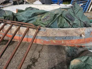 Маломерное судно 2 шт., преобразователь 1 шт., АКБ Numax 1 шт., АКБ Атлант 1 шт., алюминиевая лодка 1 шт., автомобильная фара 1 шт.