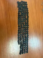 Годные остатки изделий: крышка-заглушка для фары автомобиля из резины черного цвета 80 штук, патрон для лампочки 41 штука, заглушки из резины черного цвета 122 штуки, элемент крепления из пластмассы белого цвета 40 штук, патрон для лампочки из пластмассы серого цвета 40 штук, элемент крепления из…