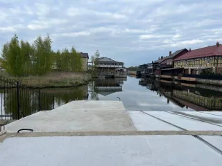 Эллинг 180 кв.м в Калининградской области на территории ВМК "Сокол", номер 288. Кадастровый номер: 39:18:010029:260. Здание нежилое, состоит из двух равных долей по 1/2.