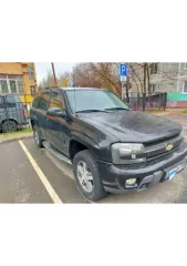 Шевроле Трейлблейзер 2005 года, черный. VIN: X4XDT13S050000611. Госномер: С107НУ750. Двигатель бензиновый, модель LL8, объем 4.2 л (4157 куб. см), мощность 273 л.с. Пробег 300000 км. Коробка передач — автоматическая (АКПП), привод полный. ПТС 77 НС 179007. Максимальная масса 2608 кг, снаряженная…