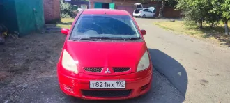 Mitsubishi Colt 2003 года выпуска, легковой автомобиль комби (хэтчбек). Цвет красный, VIN: Z27A0009191. Имеются повреждения колёс (шин), элементов ходовой части, стекол, фар, указателей поворота, стоп-сигналов и других стеклянных элементов, включая зеркала, а также царапины, сколы, потертости…