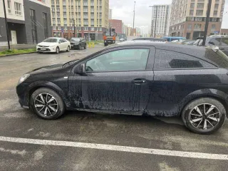 Opel Astra 2011 года, 116 л.с. VIN: XWF0AHL08B0008963, цвет черный, регистрационный номер С603СЕ96. Имеются потертости и царапины на лакокрасочном покрытии. Требуется химчистка салона.