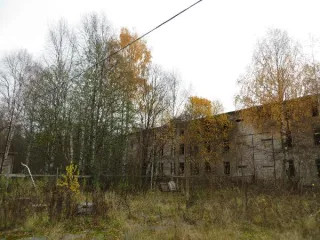 Земельный участок 5927 кв.м и нежилое здание (казарма) 3169,4 кв.м, Архангельская область, кадастровый номер 29:16:241401:139 (реестровый номер федерального имущества П11310006605), категория земель – земли промышленности, энергетики, транспорта, связи, радиовещания, телевидения, информатики, земли…