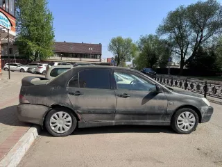 Автомобиль марки Mitsubishi, модель Lancer 1.6 2005 года выпуска, VIN номер: JMBSNCS3A6U002190, цвет: черный. Техническое состояние: проблема с прокладкой ГБЦ (требуется замена), аккумулятор сел из-за длительного простоя.