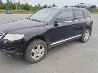 Volkswagen Touareg 2009 года выпуска, цвет кузова черный, VIN XW8ZZZ7LZ9G000927, государственный номер O452MO29.