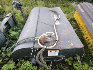 Мини-погрузчик Bobcat S850 заводской номер ACSL11164 Навесное оборудование щетка с бункером Sweeper Bucket 84 серийный номер А00А01354 снегоуборочный отвал V-Blade 84 серийный номер 084001021 угловая метла Angle Broom 84 серийный номер 231416282