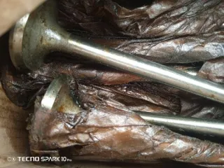 Запчасти и инструменты для двигателей Skoda: клапана впускного газораспределения двигателя марки «Skoda 275», «Skoda 160», маслосъемные кольца поршня двигателя «Skoda 275», вкладыши шатунного двигателя марки «Skoda 160», без видимых следов эксплуатации - всего 72 шт.; аккумуляторный шуруповерт…