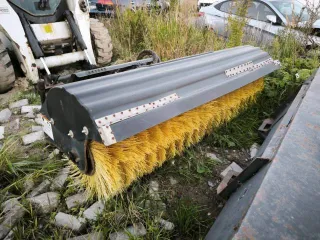 Мини-погрузчик Bobcat S850 заводской номер ACSL11164 Навесное оборудование щетка с бункером Sweeper Bucket 84 серийный номер А00А01354 снегоуборочный отвал V-Blade 84 серийный номер 084001021 угловая метла Angle Broom 84 серийный номер 231416282