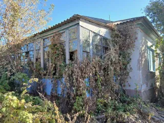 Квартира 75,8 кв.м, Саратовская область, 5/8 доли. Адрес: Саратовская область, Калининский район, село Первомайское, улица Новопоселковая, дом 16, квартира 1. Необходим капитальный ремонт. Территория рядом с домом благоустроена в средней степени. Возможна парковка личного автомобиля на прилегающей…