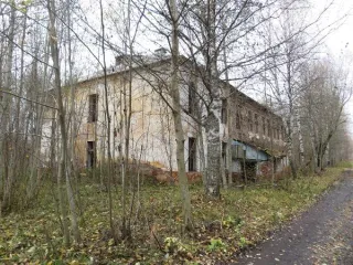 Земельный участок 2250 кв.м и здание казармы 1086,6 кв.м, Архангельская область. Участок площадью 2250 кв.м, кадастровый номер 29:16:241401:138, с расположенным объектом недвижимости – нежилое здание (казарма) площадью 1086,6 кв.м, кадастровый номер 29:16:000000:1577. Категория земель – земли…