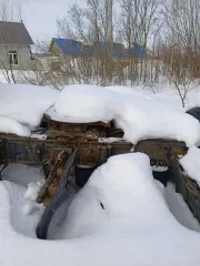 Прицеп Montracon 1996 года, идентификационный номер SMRC3A04496D54440. Техническое описание: Гнилой. Тент рваный, стойки сгнили и отвалились. Ворота плохие, резина под замену. Одно колесо отсутствует. Лопнули две пневмоподушки. Тент бока и крыша не работают.