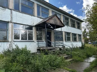 Нежилое здание с земельным участком, расположенное по адресу: Красноярский край, г. Енисейск, ул. Кирова, зд. 129. Здание, назначение: нежилое, наименование: дом детства, кадастровый номер: 24:47:0010130:89, площадью 1482,1 кв. м, количество этажей: 2, в том числе подземных 1. Земельный участок…