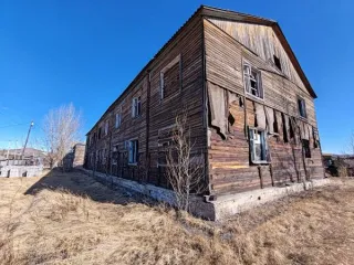 Нежилое здание площадь 814,2 кв.м., кадастровый номер 75:28:070306:397, адрес: Забайкальский край, Могочинский район, г. Могоча, ул. Советская, д.32. Аренда на земельный участок не заключалась, данные о собственнике земельного участка отсутствуют. Общая площадь: 814.2. Материалы наружных стен…