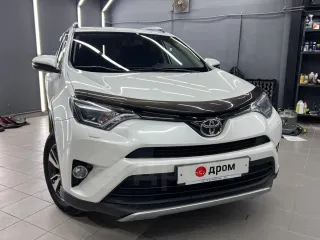 Toyota RAV4 2018 года, цвет Белый Перламутр. VIN: XW7RDREV20S037035, госномер Е352УК28. Модель двигателя 3ZR, бензиновый, номер C322783, мощность 146 л. с. / 107 кВт, объем 1987 куб. см. Кузов XW7RDREV20S037035, максимальная масса 1645 кг.