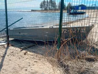 Лодки казанка и Pella с веслами и якорем, годные остатки: 1. лодка казанка с веслами, 2. лодка "Pella", 3. лодка Pella с веслами и якорем