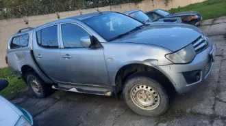 Mitsubishi L200 2012 года выпуска, цвет серый, VIN MMCJNKB40CDZ11291, номер кузова MMCJNKB40CDZ11291, государственный номер M883XM29, объем двигателя 2477 куб. см, мощность двигателя 100 кВт/136 л.с. Состояние: коррозия, вмятина, ржавчина. 1 штука. Модель L200, марка Mitsubishi, назначение pryamie…