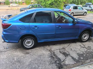 LADA Granta 2019 года, VIN XTA219110L0357090. Комплектация люкс: кондиционер, круиз-контроль, бортовой компьютер. Полный зимний пакет: обогрев переднего и заднего стекла, подогрев зеркал и передних сидений. Техническое состояние хорошее, автомобиль на ходу. Незначительные повреждения на бампере…