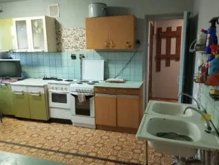 Жилое помещение с кадастровым номером 35:21:0401003:2560. Общая долевая собственность, доля в праве 1/5. Местоположение: Вологодская область, г. Череповец, ул. Сталеваров, д. 78, кв. 13, к. 4. Квартира является комнатой в общежитии, куплена с использованием материнского капитала за 460 000 руб…
