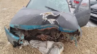 ВАЗ-21103 2000 года, цвет синий, VIN XTA211030Y0229072. Автомобиль разобран, б/у, после ДТП. Лобовое стекло в трещинах, капот поврежден. Отсутствует двигатель, аккумулятор, все внутренние агрегаты и колесо слева. Двери открыть не удалось. Салон в неудовлетворительном состоянии. Имеется ПТС, но ключ…