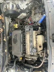 Volkswagen Golf 2001, модель: Golf, год выпуска: 2001, цвет: Серебристый, VIN: WVWZZZ1JZ1W695019, вид собственности: индивидуальная. Особенности тех. состояния: сломано левое боковое зеркало, битое правое крыло, коррозия колесных арок.