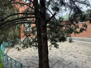 1/2 доли жилого дома 167,2 кв. м и 1/2 доли земельного участка 694 кв. м, Новочеркасск, Ростовская обл. 1/2 доли в праве собственности на жилой дом - 167,2 кв. м, 1/2 доли в праве собственности на земельный участок - 694+/-5 кв. м, адрес: Ростовская обл., г. Новочеркасск, Железнодорожная ул., д…