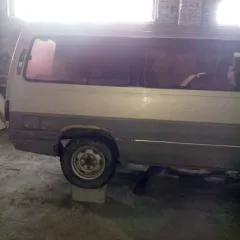 Nissan Caravan, 1982 года, 85 лс, 150000 км, номер кузова ARME24015541, гос. номер У589АМ27. Техническое состояние транспортного средства: не на ходу, не исправна автоматическая коробка передач, двигатель требуется ремонт; по кузову многочисленные следы сквозной коррозии.