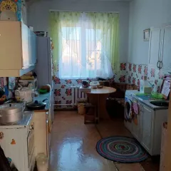 Квартира 61,6 м² в Кемеровской области, пгт Верх-Чебула, ул. 40 лет Победы, д. 1, кв. 1. Кадастровый номер: 42:16:0101002:2356. Земельный участок под домом предоставлен в аренду по договору №136. Финансовым управляющим получено согласие арендодателя, Комитета по управлению муниципальным имуществом…