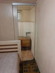 Квартира в Калининграде, 35 кв.м, 1 комната. Адрес: Калининградская обл., г. Калининград, ул. П. Морозова, д. 53, кв. 2, кадастровый номер: 39:15:150830:482, 1 этаж. Вместе с официальной площадью квартиры, указанной в выписке из ЕГРН, в данной квартире имеется неучтенная дополнительная площадь…