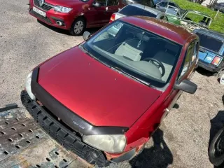 Автомобиль LADA Kalina 2010 года выпуска, VIN: XTA111930B0134888, цвет серебристо-красный. Ключ и копия ПТС в наличии, СТС отсутствует. Таблички с госномером, передний бампер и решетка радиатора отсутствуют. Коррозия металла в области колесных арок, на крыльях и на двери багажника. Отслоение и…