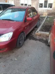 Mitsubishi Lancer, 2005 года, 75 лс, 200000 км, АКПП, VIN: JMBSRCS3A6U004057. Совместно нажитое. Автомобиль на ходу, нет аккумулятора и сигнализации, двигатель работает плохо. На передней двери и пороге незначительные вмятины и царапины. Спереди зимние шины, сзади летняя резина, коробка передач…