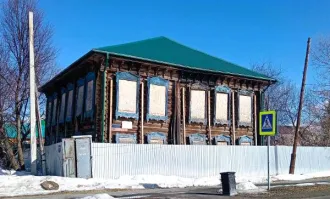 Дом жилой 243,1 кв.м. Тюменская область, г. Тобольск, ул. Семакова, д. 13. Нежилое здание, 2 этажа, общая площадь 243,1 кв.м. Материал наружных стен — деревянные. Объект культурного наследия регионального значения, находится в неудовлетворительном состоянии. Номер в реестре ЕГРОКН: 721510270980005…