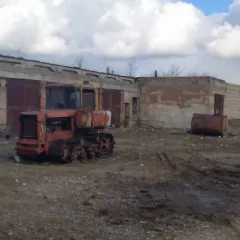Здание гаража 510,9 кв.м и земельный участок 6161 кв.м в Калмыкии. Автогараж на 3 автомашины, здание нежилое, к.н.08:06:030103:1139, площадь 510,9 кв.м, адрес: Российская Федерация, Республика Калмыкия, Октябрьский район, п. Восход, ул. Гагарина, д.15. Земельный участок к.н.08:06:030103:1143…