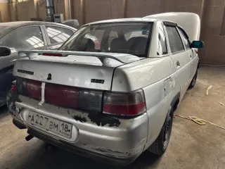 ВАЗ 21102 2001 года, госномер А227ВМ18, VIN XTA21102020388724, цвет светло-серебристый металлик, объем 1499 см³, мощность 71.4 л.с., седан. По периметру кузова сколы ЛКП, вмятины и царапины. Левый фонарь сломан. Ключи в наличии, документов нет. LADA Samara 2008 года, госномер Т165РУ18, VIN…