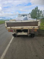 Mitsubishi Canter 1995 года выпуска, госномер К399СО75, номер шасси FE516B-501954. ПТС отсутствует. Кузов имеет следы ржавчины, заднее крыло треснуто. Бампер с левой стороны фонаря поврежден.