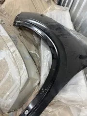 Правое переднее крыло. Упакован в пленку из полимерного материала. Цвет крыла – черный (окрашен матовой краской черного цвета, иных следов покраски не имеется). По визуальным признакам корпус крыло новое – не имеется видимых следов эксплуатации. На товаре присутствует маркировка. 1 шт. Тип…