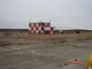 Взлетно-посадочная полоса в аэропорту г. Кедровый. Нежилое сооружение – взлётно-посадочная полоса, протяженность 1980 м, ширина 36 м. Кадастровый номер 70:18:0000006:910, адрес Томская область, г. Кедровый, квартал 22, сооружение 55а