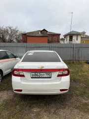 Chevrolet Epica 2011 года, VIN: XUULA69KJB0003213, госномер: В862ОТ190. Двигатель: модель X20D1, номер 148578K, мощность 105 кВт (143 л.с.), объем 1993 см³. Кузов: XUULA69KJB0003213, цвет белый. Разрешенная максимальная масса 1985 кг, масса без нагрузки 1575 кг. В наличии ПТС 39НЕ812119 и СТС…