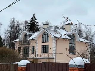 Жилой дом, земельный участок. Московская, р н Одинцовский, д. Петелино. Жилой дом, общая площадь 413.7 кв. м, расположенный по адресу: 143060, Московская область, Одинцовский р н, д Петелино, д 108, кадастровый номер 50:20:0000000:9665. Земельный участок, размер земельного участка 1 500 кв. м…