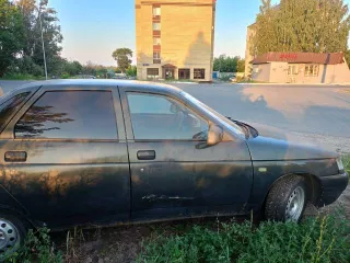 Легковой автомобиль, марка: ВАЗ, модель: 21104, год изготовления: 2005, цвет: темно зеленый, VIN: ХТА21104060910523, г/н: В302УВ21. Титульный собственник   супруг должника. На ходу, двигатель в рабочем состоянии, дно ржавое и гнилое, просветы. Не эксплуатируется примерно с 2020 года.