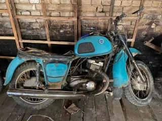 Мопед YQ50YOCHI. Мотоцикл ИЖ Планета 3, номер двигателя Г101014, номер рамы 109888. Мотоцикл SNELS DELTA, VIN Z8E20PC50FA002439. Мотоцикл марки Урал 2. Мопед ALPHA Z550, VIN LX8XCB2A410030268. Велосипед марка Stels Navigator 300 с бензиновым двигателем внутреннего сгорания объемом 48,5 куб.см.