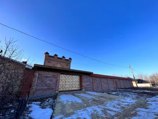 Жилой дом, площадью 407,9 кв. м, с кадастровым номером 56:21:2701002:1999, Расположенный по адресу: Российская Федерация, Оренбургская область, муниципальный район Оренбургский, сельское поселение Чкаловский сельсовет, поселок Чкалов, улица Восточная, дом 5 и 
Земельный участок общей площадью 1502…