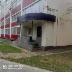 Нежилое помещение 41,5 кв.м, Нижнекамск, пр. Строителей, 10, КN 16:53:040504:1998, площадью 41,5 кв.м, расположенное на 1 этаже девятиэтажного жилого дома по адресу: Республика Татарстан, г.Нижнекамск, пр. Строителей, д.10. Имеется отдельный вход. Год постройки здания 1968г. Стены здания кирпичные…