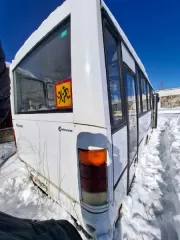 Автобус ПАЗ-320412-03 2011 года, VIN X1M3204CCB0000040. Цельнометаллический кузов, белый цвет. Дизельный двигатель объемом 4500 л, экологический класс 3. Разрешенная максимальная масса 11500 кг. На кузове присутствуют следы повреждения лакокрасочного покрытия и коррозии металла. В салоне следы…