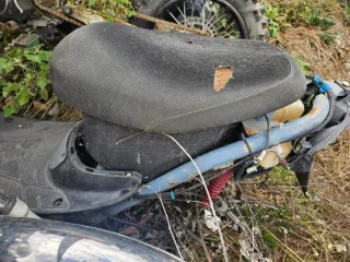 Honda скутер, документы отсутствуют. Вид транспорта: скутер. Год выпуска: не указан. VIN номер: отсутствует. Государственный регистрационный знак: отсутствует. Марка, модель: Honda.